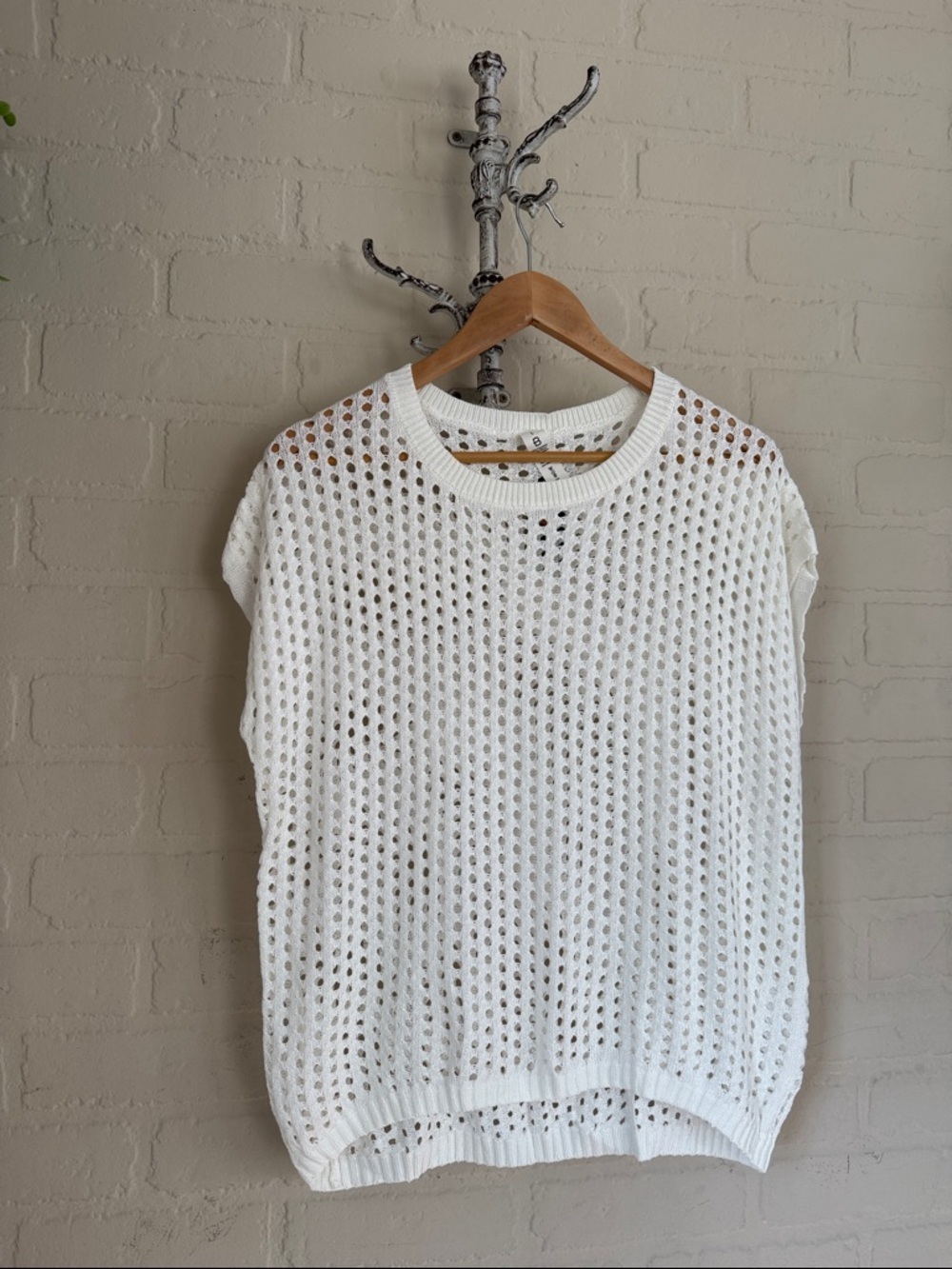 BMJL White Open Knit capped Sleeve Sweater Top light cream loose knit NEW large